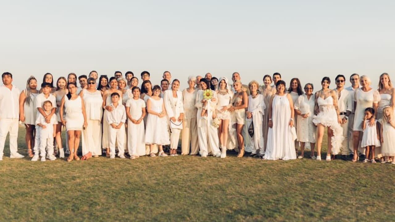 Los invitados a la boda de la hermana de Cazzu y su novia.