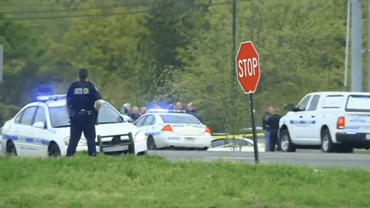 La policía buscó al sospecho en los alrededores del restaurante ubicado en Antioch. había sido visto por última vez en una zona boscosa cerca de un complejo de apartamentos a menos de una milla del Waffle House.