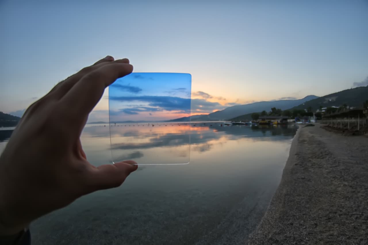 ¡Algo maravilloso que parece literatura o película de ciencia ficción! Es como decir que levantas la mano derecha aquí y en otro mundo situado en otra dimensión, una especie de “doble” tuyo también hace lo mismo, y toma otra dirección.