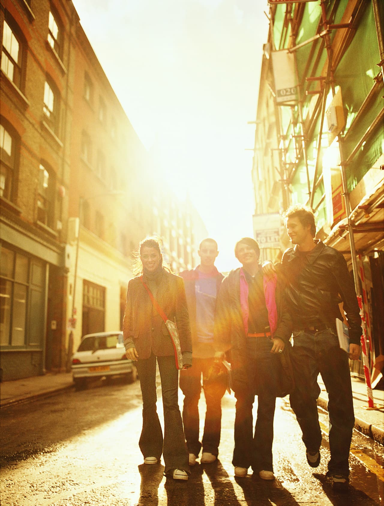 Una persona está en una cafetería tomando su desayuno. En esos momentos, en una esquina, a la derecha de la calle, hay un ladrón, en otra calle hay alguien que hace tiempo no ve y le dará mucha alegría reencontrar, en otra calle un amigo que le propone un buen negocio, en otra un agujero mal señalado en una acera.