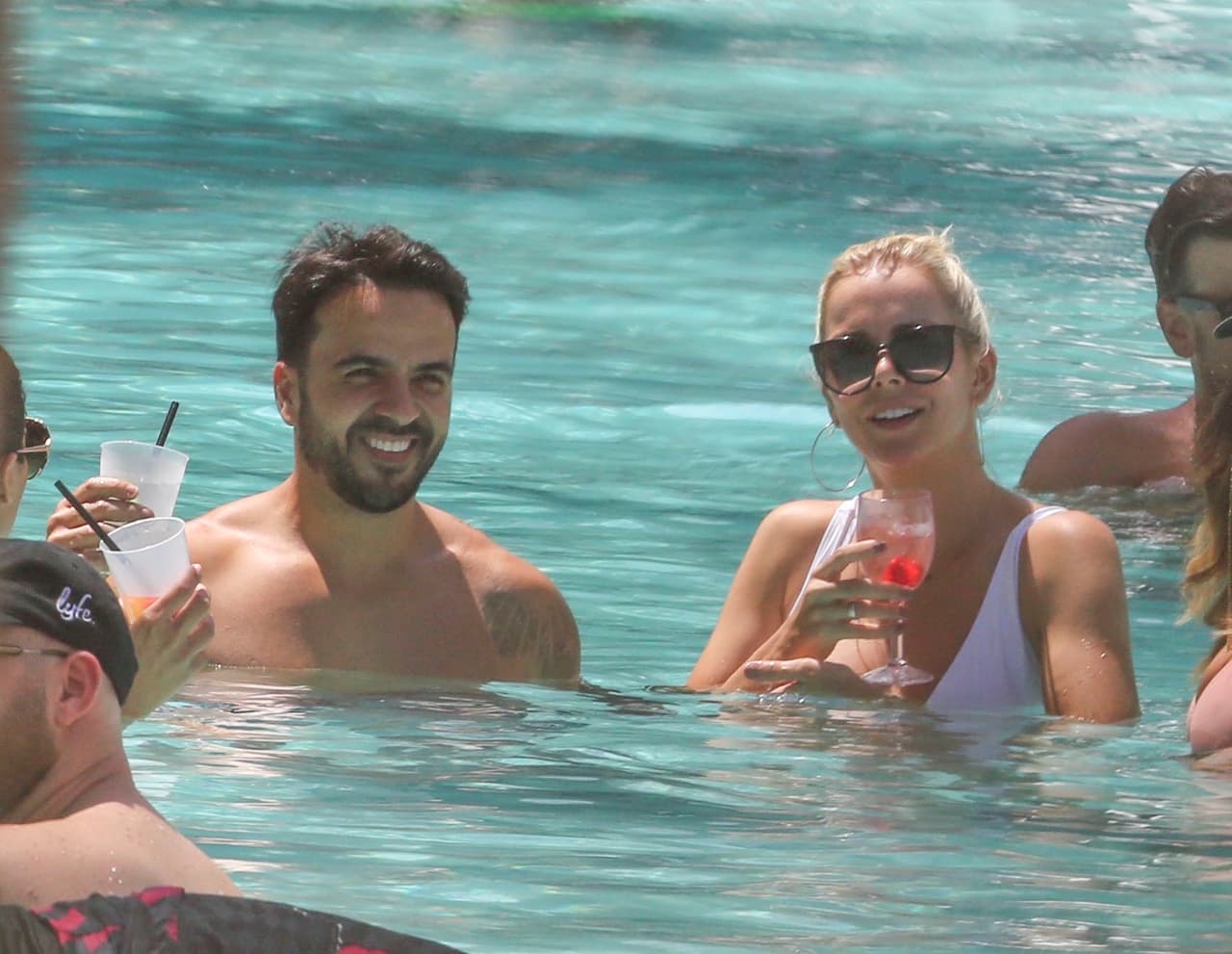 Luis Fonsi celebra su cumpleaños número 39 junto a su esposa Agueda López con un romántico día en las playas de Miami Beach.