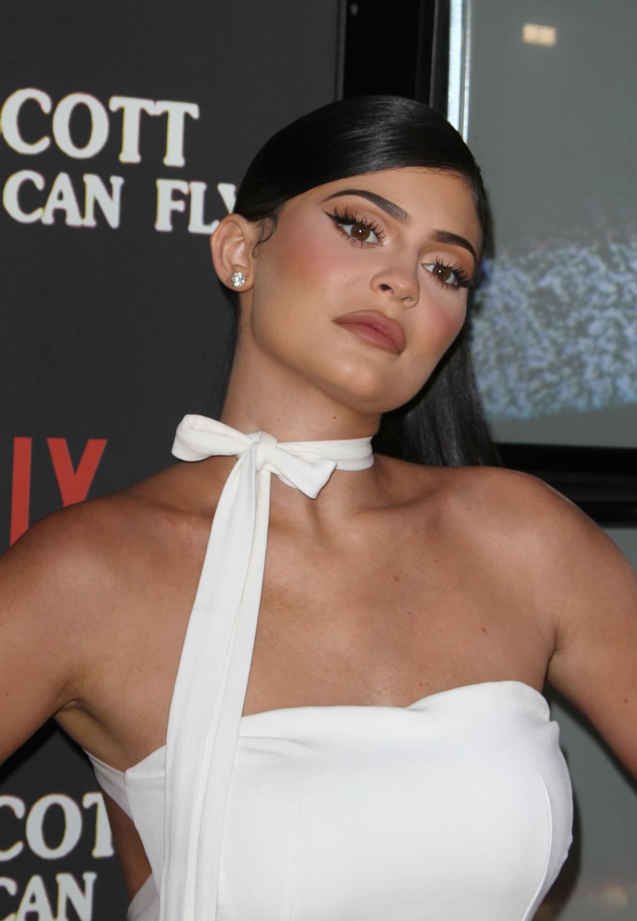 Una fuente cercana al clan Kardashian Jenner dijo a The Post que "todos en el negocio de la belleza sabían que 
<b>el patrimonio neto de Kylie estaba inflado</b>", declaración retomada por Page Six.
<br>