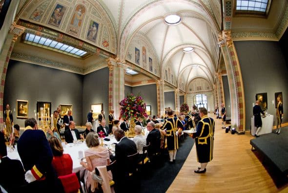 Los invitados de Beatriz de Holanda cenaron rodeados de algunas de las obras de arte más impresionantes del siglo XVII, como "Ronda de Noche" de Rembrandt, que cuelga de las paredes de la llamada "galería de honor" de la institución.