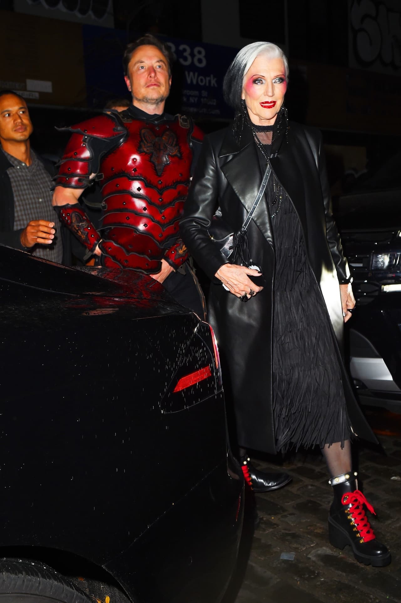 El magnate llegó acompañado con su madre Maye, quien llevaba un look de Cruella de Vill.