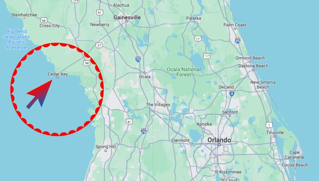 Sin embargo, las primeras imágenes de inundaciones considerables provienen de las autoridades 
<b><a href="https://www.univision.com/local/orlando-wven/debby-comienza-a-sentirse-en-florida-antes-de-que-entre-como-huracan-fotos" target="_blank">en la ciudad de Cedar Key, Florida</a></b>. Amanecieron bajo el azote directo del huracán Debby, este lunes 5 de agosto de 2024.