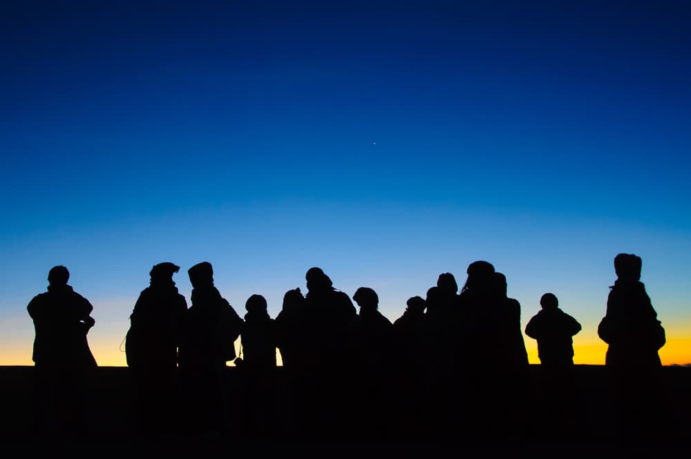 Para tener una mejor apreciación, si estás ubicado en el hemisferio norte, de preferencia debes de mirar hacia el sur. Y viceversa, si tu ubicación es el hemisferio sur, te recomendamos mirar hacia el norte.