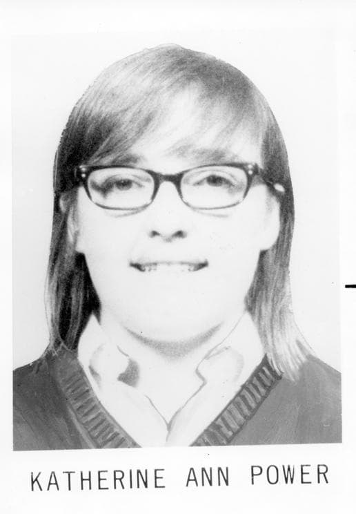 <h3 class="cms-H3-H3">Katherine Ann Power</h3>
<br>
<br>Si bien la agencia eliminó a Power de la lista de los más buscados en 1984 al no cumplir con los criterios de la institución, 9 años después -en los que se mantuvo en libertad- 
<b><a href="https://www.fbi.gov/wanted/topten/topten-history/hires_images/FBI-315-KatherineAnnPower.jpg/view" target="_blank">se entregó a las autoridades locales en Óregon.</a></b>
<br>