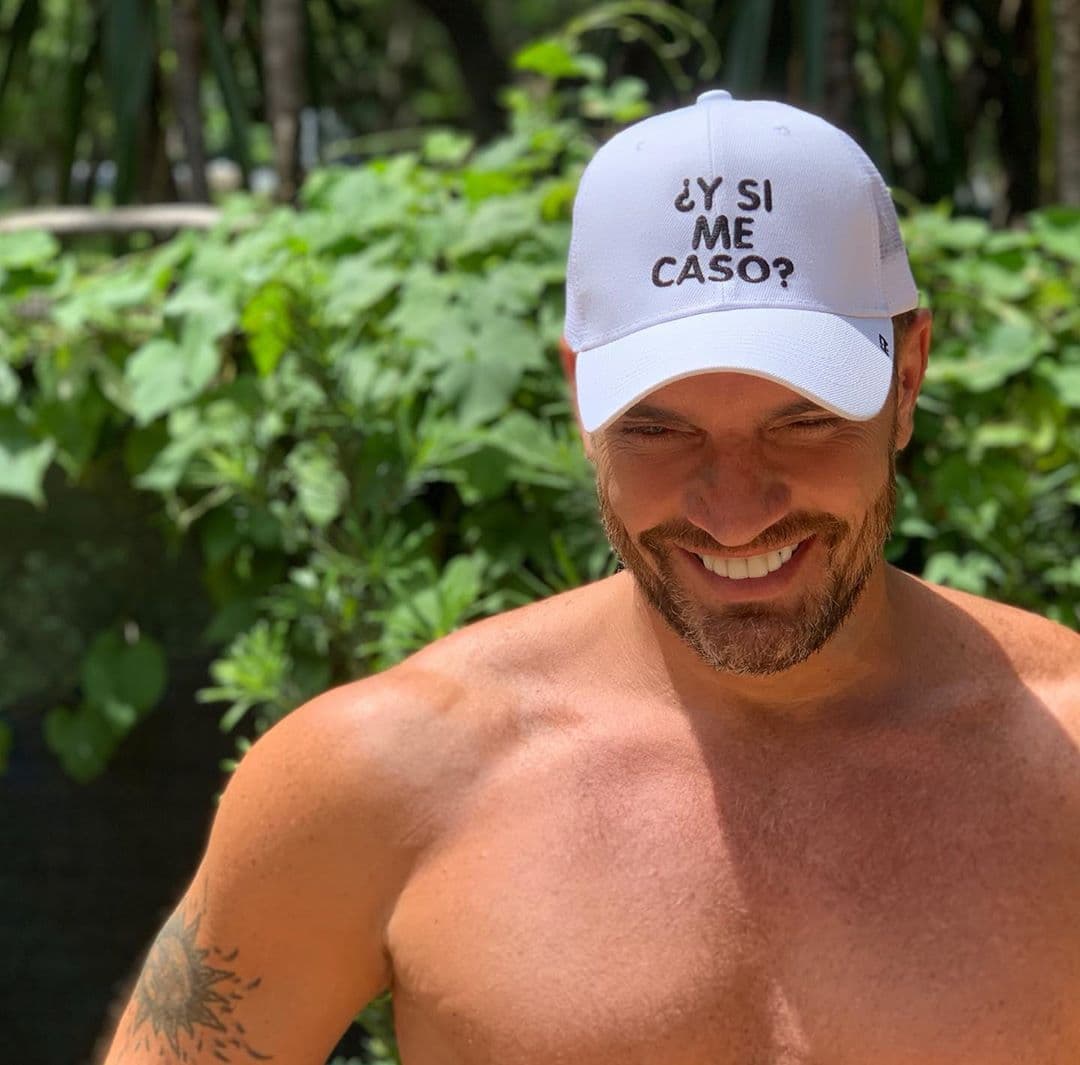 La sorpresa que provocó entre sus seguidores en primera instancia, tal vez se deba a que no se le conoce una pareja desde hace tiempo.
<br>