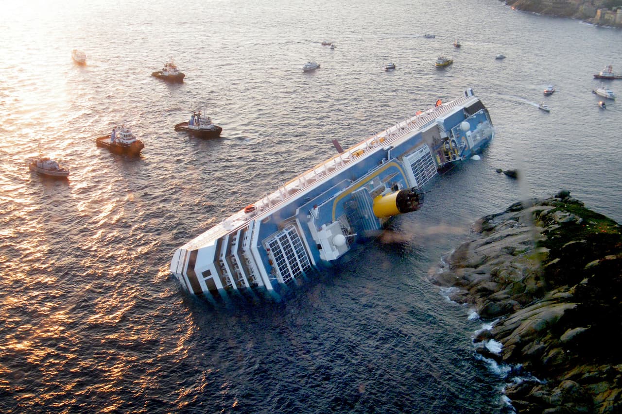 El crucero Costa Concordia hundido a medias frente a la isla de Giglio, Italia, al día siguiente de chocar contra un arrecife de coral.
<br>
<br>Un funcionario local dijo que el barco se había desviado de su curso esperado, posiblemente para dar a los pasajeros una vista nocturna del puerto de Giglio, lo que produjo el impacto contra el arrecife.
<br>
<br>Transportaba a 4,229 personas de 70 países y encalló mientras muchos turistas cenaban. El estruendo hizo temblar todo, la sala de máquinas se inundó y el generador eléctrico se estropeó causando apagones intermitentes. Pronto comenzaría la
<a href="https://www.univision.com/noticias/noticias-del-mundo/a-un-ano-de-la-tragedia-del-costa-concordia">frenética y desordenada huida de los pasajeros</a>.
<br>