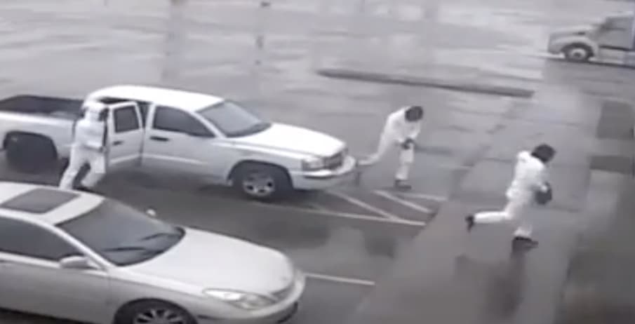 “Huyeron con varias bolsas repletas de joyas”: revelan video de violento robo a una casa de empeño