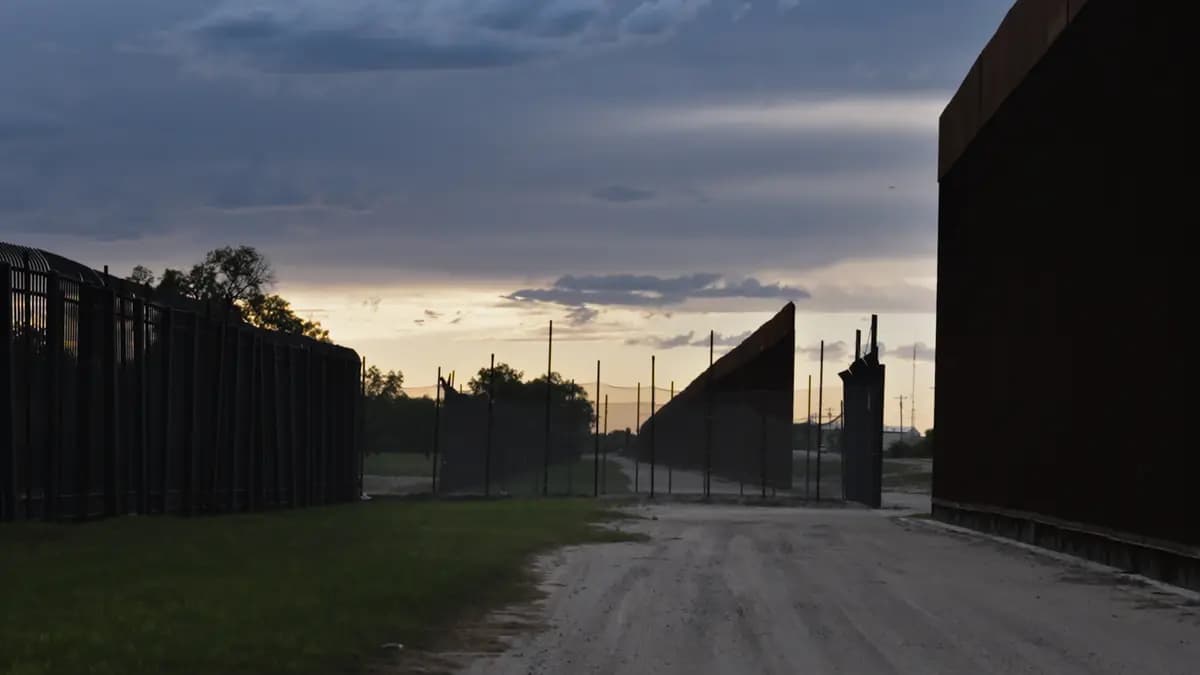 Una zona al oeste del punto de entrada en Del Río, donde varios Gobiernos han construido y derribado paneles de vallas. A la izquierda, partes de la valla de más de cuatro metros de altura levantada durante el mandato de George W. Bush. A la derecha, postes más altos instalados durante el de Donald Trump. Para conectar las secciones del vallado, el Gobierno de Joe Biden ha colocado mallas.