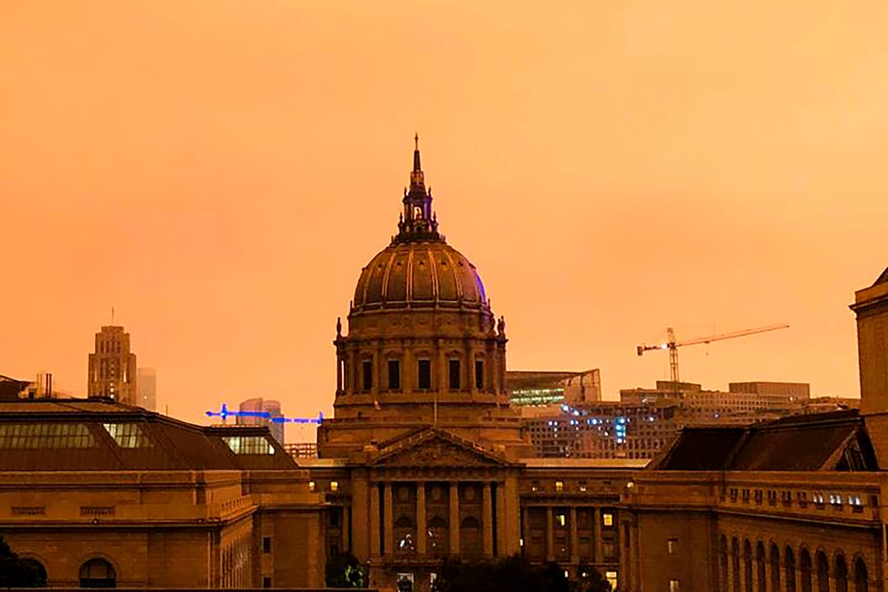 Debido a esas condiciones la alerta por aire contaminado fue extendida hasta el viernes 11 de septiembre en toda la Bahía, elevando el número 
<a href="https://www.univision.com/local/san-francisco-kdtv/el-area-de-la-bahia-rompe-record-de-alertas-consecutivas-por-mala-calidad-del-aire-debido-a-los-incendios" target="_blank">récord de días consecutivos</a> a 25. En la imagen el panorama desde el Palacio Municipal de San Francisco.