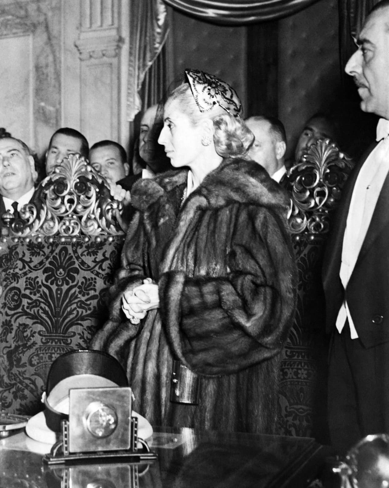 En esta imagen del 4 de junio de 1952 se ve a Eva Peron en la toma de posesión de la segunda presidencia de su esposo, Juan Perón. 
<b>Poco más de un mes después de esta foto, moriría.</b>
<br>
<br>
<b>Visiblemente deteriorada, Eva había adelgazado muchísimo a causa del cáncer. </b>Según diferentes reportes, para el momento de su muerte pesaba apenas unas 88 libras (40 kilos).
