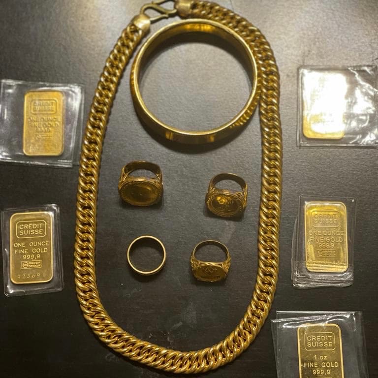 El sospechoso de robar estas onzas de oro y otras piezas se declaró "no culpable".