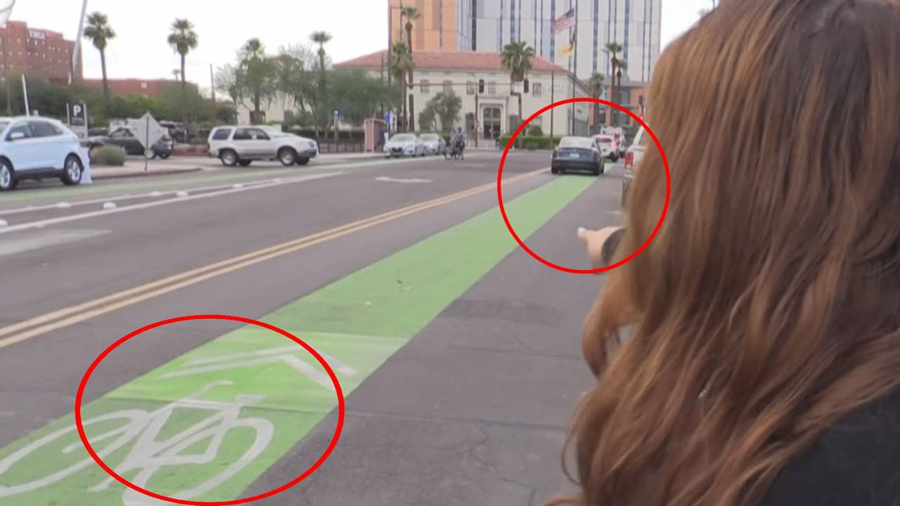 Vivian Padilla trabaja en el Departamento de Calles y Transporte de Phoenix y nos explica lo que automovilistas y ciclistas deben saber. “Este conductor que está cruzando…
<b>ahí es para el carro</b>. Pero en
<b>la marca verde significa que también es un carril para las bicicletas</b>. Lo que se hace aquí es que los carros lo usan, pero si ves a alguien en una bicicleta
<b>debes mantener los 5 pies de distancia</b> para asegurarte que hay bastante espacio de seguridad”,
<b>explica Vivian Padilla del departamento de Calles y Transporte de <a href="https://www.univision.com/temas/phoenix">la ciudad de Phoenix. </a></b>
<br>