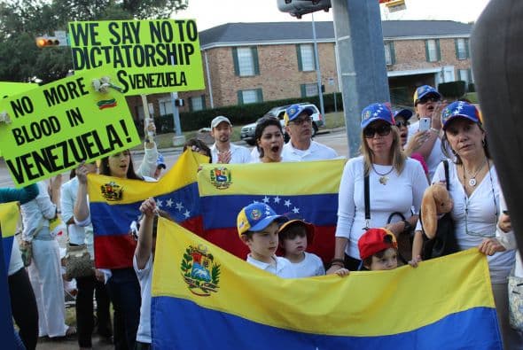 A cantos y gritos pidieron paz y libertad en la calle Westheimer, una de las más transitadas de Houston. 