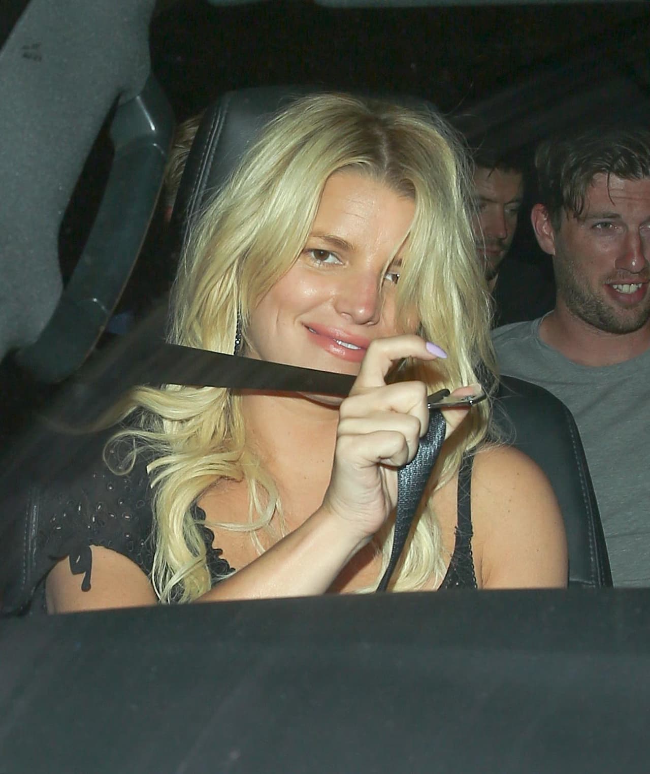 No se olvidó de sus buenos modales o sonrió para los paparazzi.