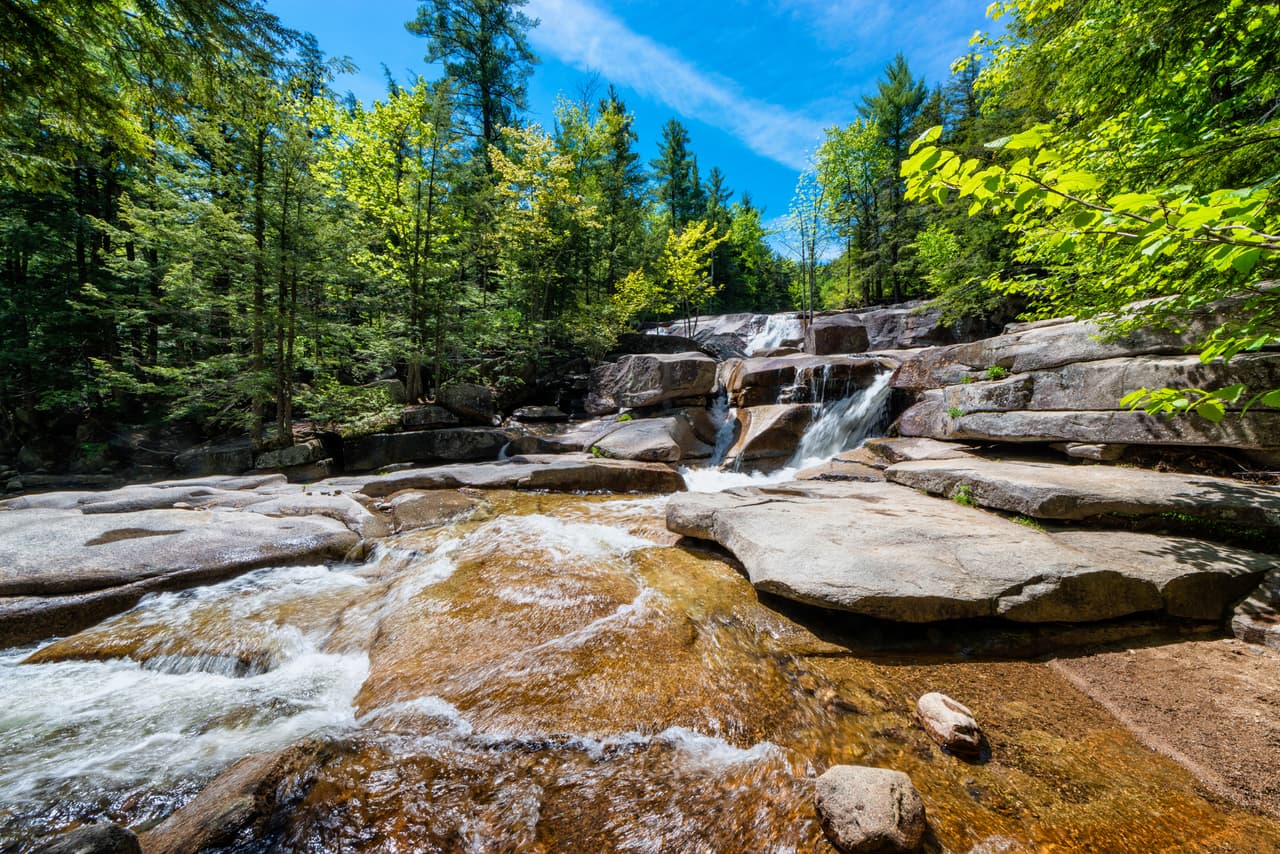 <b>New Hampshire. </b>
<br>
<br>Diana's Baths (Baño de Diana) una serie de pequeñas cascadas cerca de la ciudad de Bartlett, en New Hampshire. Incluyen cascadas, toboganes y pequeños saltos que forman piscinas naturales.
<br>