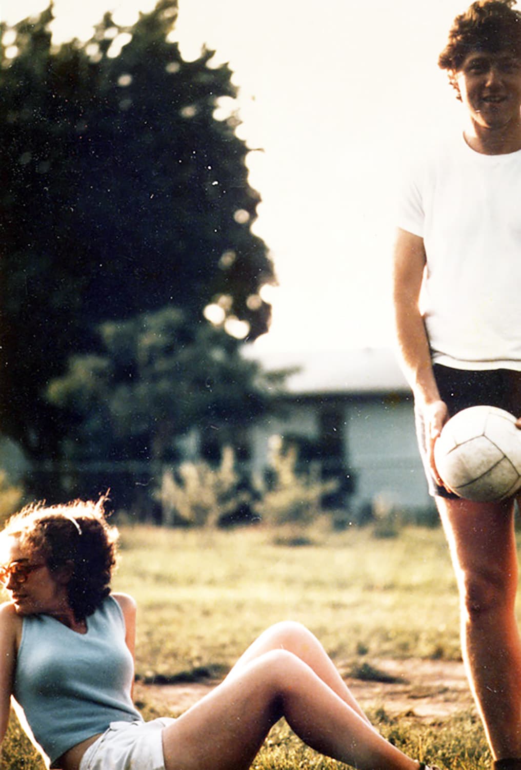 <b>La vida juntos.</b> Mientras estuvo en la escuela de leyes, Hillary Clinton tomó un trabajo de verano para investigar el estado de la educación y la salud de los trabajadores inmigrantes en granjas y sus familias. Después de graduarse se mudó a Washington D. C. y Bill Clinton regresó a su natal Arkansas, pero se visitaban frecuentemente.