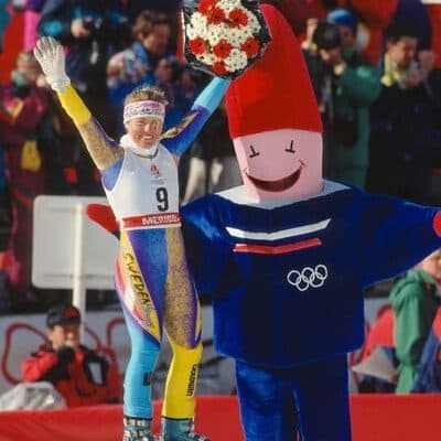 <b>Magique- Albertville 1992</b>
<br>
<br>Una propuesta muy creativa fue la que conformó esta mascota para la edición celebrada en los alpes franceses. Es un duende en forma de estrella.