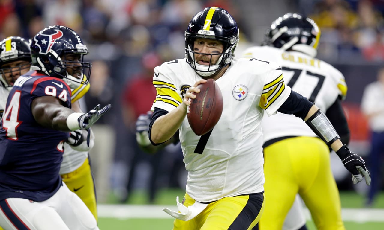 Ben Roethlisberger, quarterback de los Steelers de Pittsburgh, busca escaparse de Ufomba Kamalu, linebacker de los Texans de Houston, en el partido del lunes 25 de diciembre de 2017 (AP Foto/Michael Wyke)