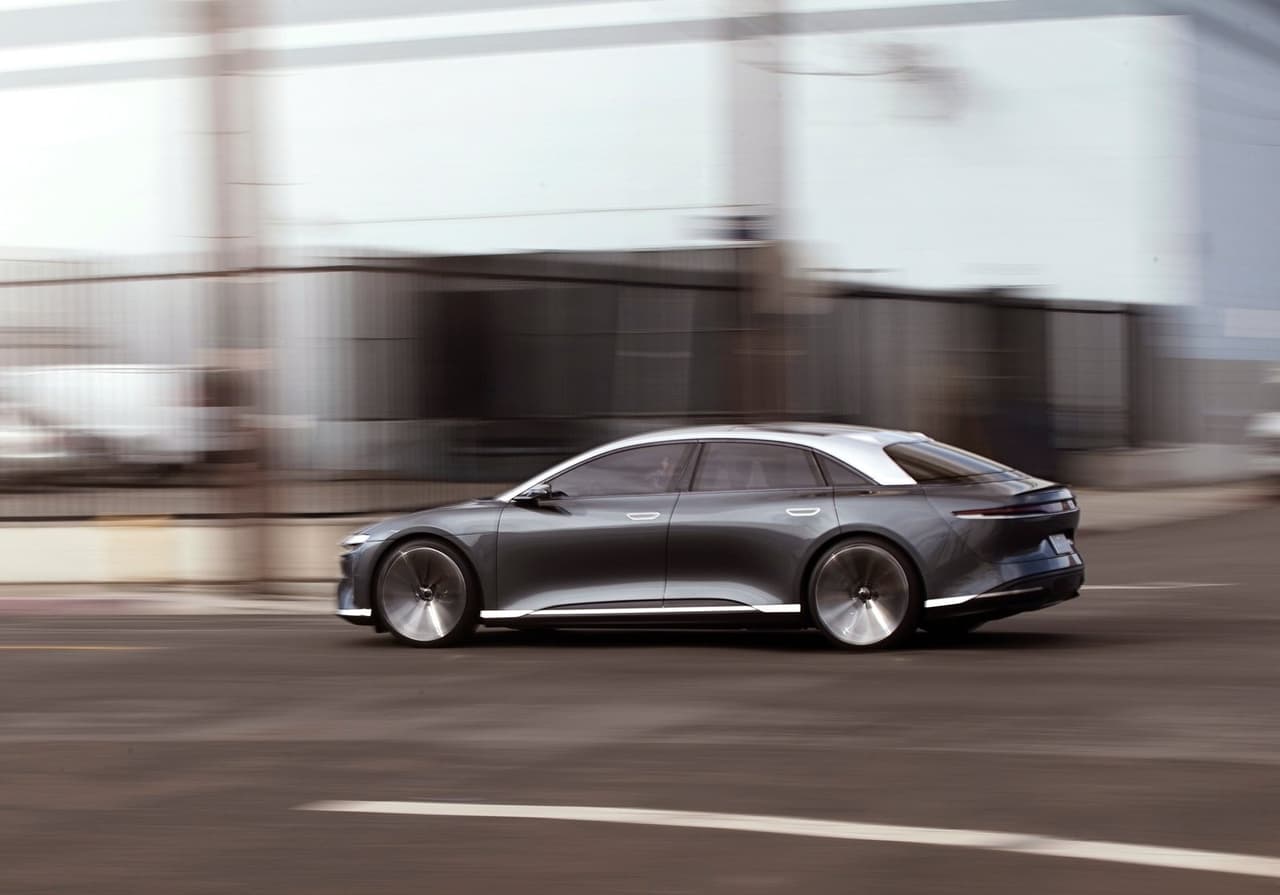 Según las estimaciones oficiales de la Agencia de Protección Ambiental de Estados Unidos (EPA), el Lucid Air cuenta con una autonomía de hasta 517 millas (832 km) con una sola carga.