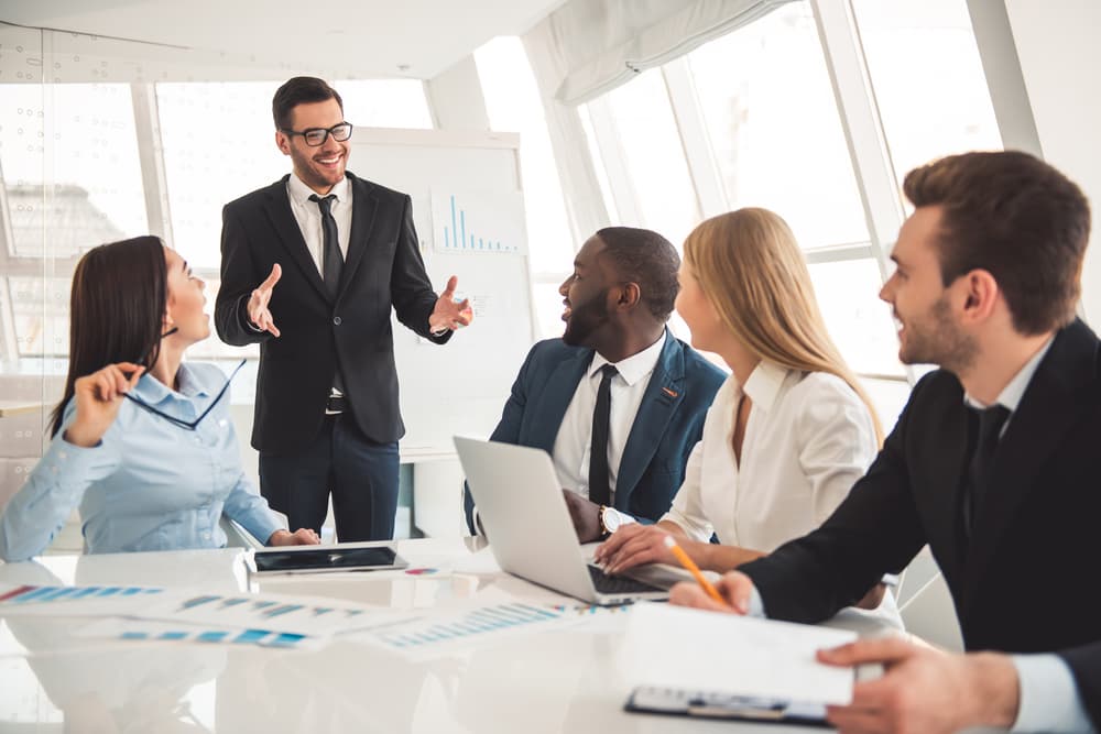 <b>GÉMINIS</b>
<br>Sólo si tienes la capacidad y paciencia necesaria para atender a varios jefes, puedes trabajar con un Géminis, ya que son toda una dupla. Es exigente, inquieto, creativo y cambiante. Distraído e inconstante, pero también brillante y divertido. Un día saluda con afecto y al siguiente no dirige la palabra. Es como tener muchos jefes en uno solo y si sabes sobrellevarlos, tu trabajo jamás te pesará ni será aburrido.