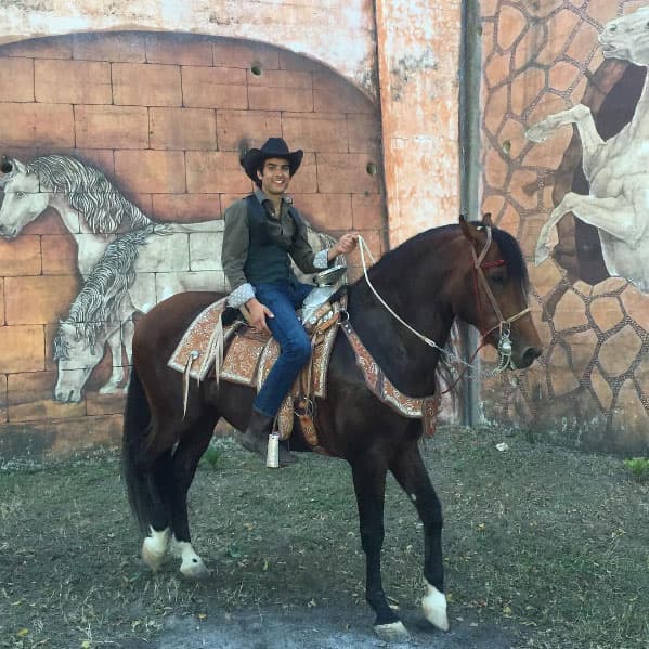 Juan Pablo Gil también se subió a los caballos, vistió de vaquero y se ve muy bien.