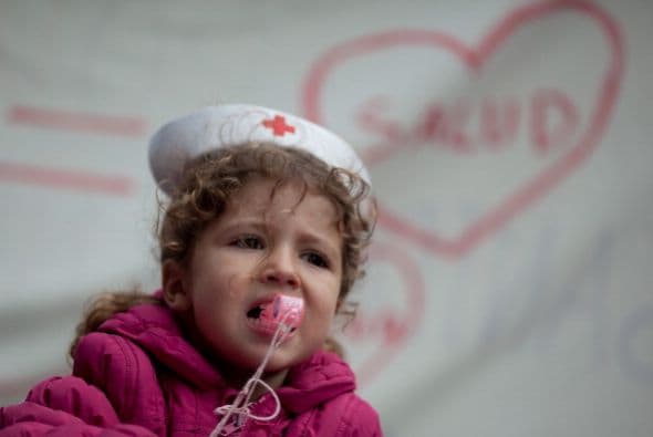Como ella, doctores, enfermeros y también usuarios de la sanidad pública marcharon en cuatro columnas desde distintos hospitales de la capital española hasta juntarse en la céntrica Plaza de Cibeles.