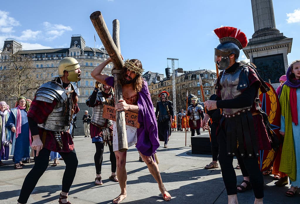 Otra costumbre mundial es hacer la representación del Via Crucis, en donde actores dramatizan la Pasión de Cristo y todo su recorrido cargando la cruz hasta ser crucificado.