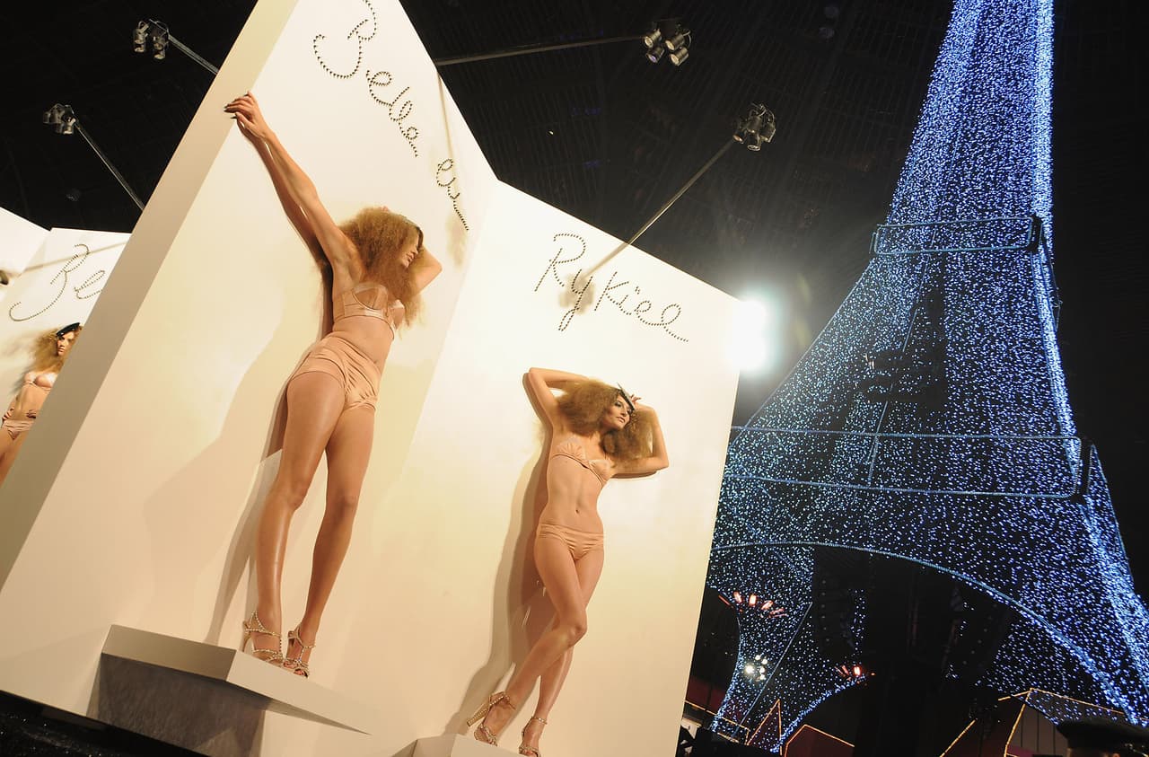 Su fama se mantuvo durante más de 50 años, y en 2009 la marca 
<a href="https://www.youtube.com/watch?v=ThbL0CUVLuE">realizó una colección para H&M</a>, con tanto éxito que la repitieron un año después. En la imagen, el ensayo del desfile de la colección en París.