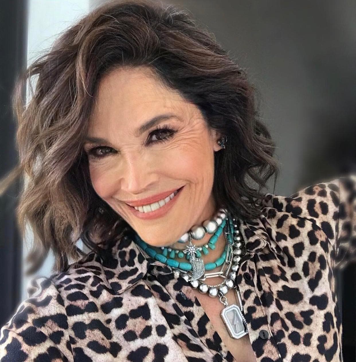 “Estoy casi igual, casi no hay diferencia”, dijo Karla Martínez a manera de broma al verse con unas arruguitas de más. “Lo bonito de las canas y de las arrugas significan experiencia, uno no puede avergonzarse”, expresó la conductora mexicana, quien este año llegó a los 44 años.