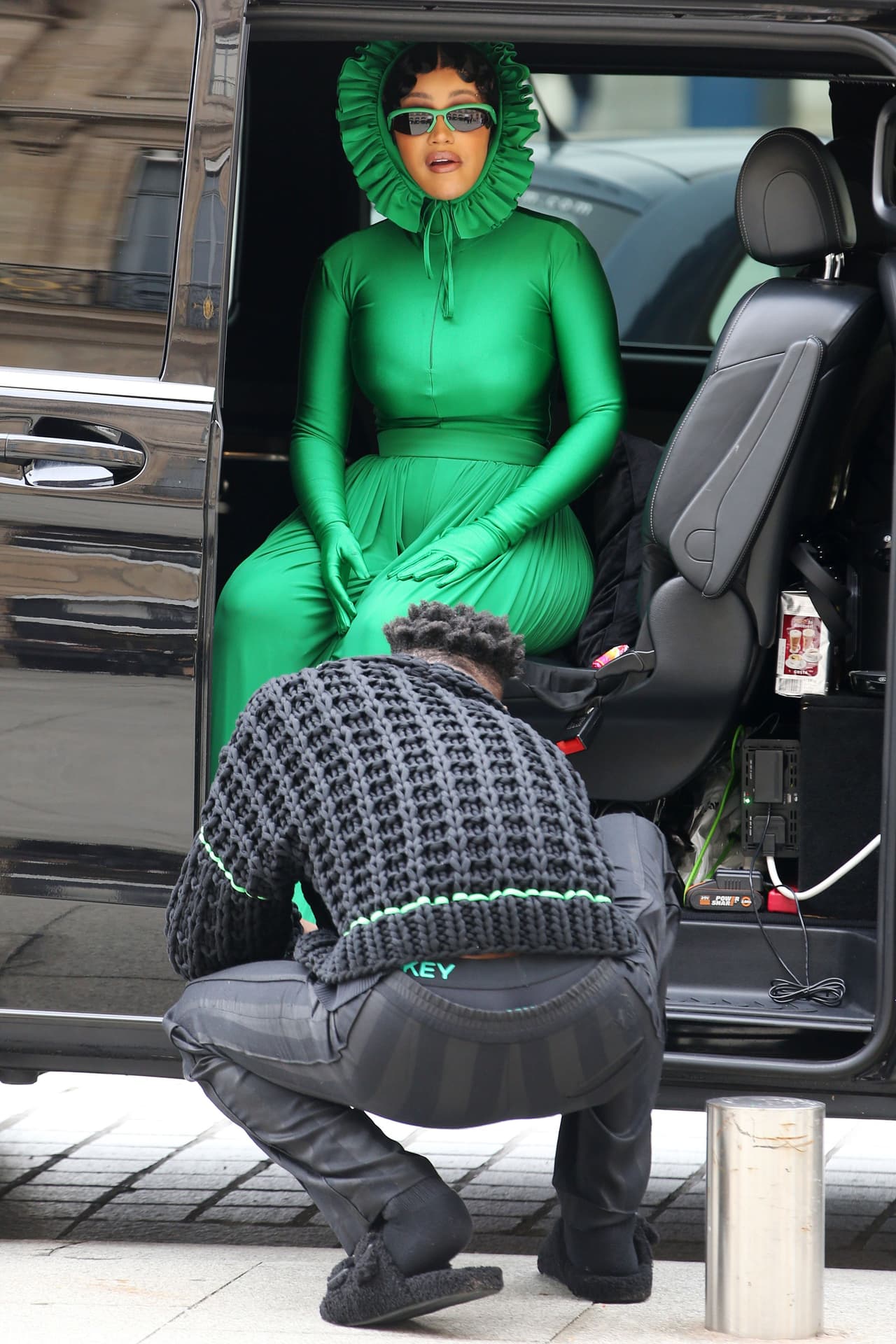 Se les considera uno de los trajes más recurrentes por las dominatrices, aquellas mujeres que adoptan un papel dominante en ciertas prácticas sexuales.
<br>