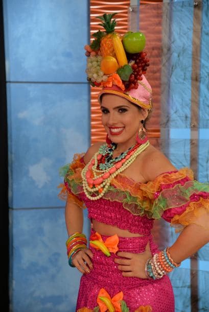 Andrea lució espectacular con un sombrero frutal y el acento brasileiro que adoptó.
