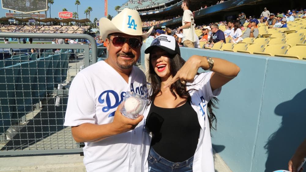 Y en esta foto hasta su sombrero tenía las iniciales del equipo angelino.