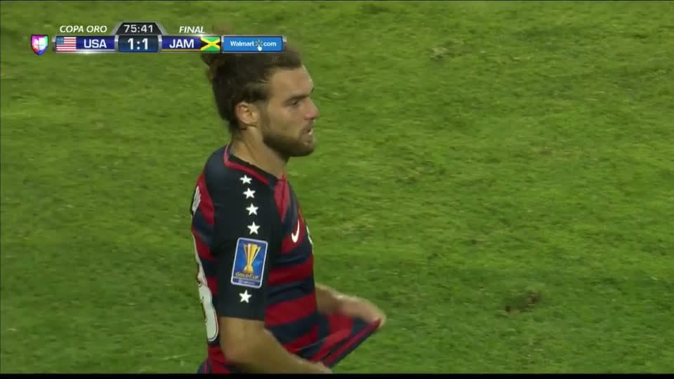 Tarjeta amarilla. El árbitro amonesta a Graham Zusi de USA