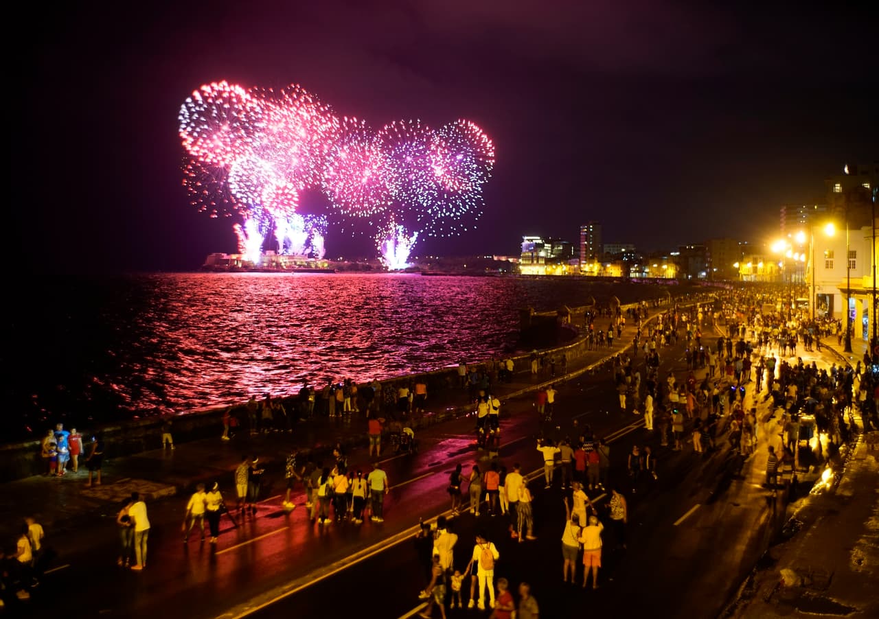 Cientos de personas, disfrutaron de los fuegos artificiales desde el Malecón de la ciudad. Otros formaron largas filas para visitar la ceiba.