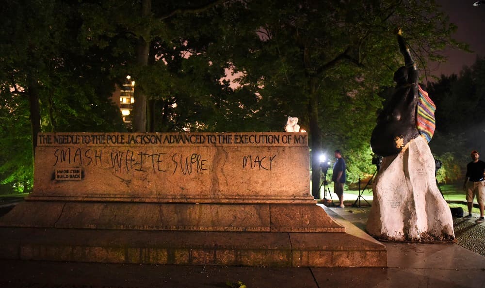 Tras la violencia del pasado fin de semana en la localidad de Charlottesville, que alberga el campus de la Universidad de Virginia, el Ayuntamiento de la Baltimore votó por unanimidad el pasado lunes retirar de inmediato los monumentos vinculados al bando de la Confederación.