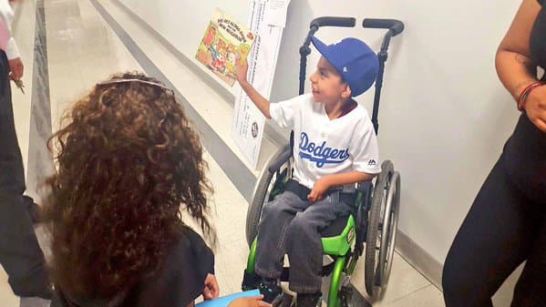 LAPD dona aparato ortopédico a niño hispano