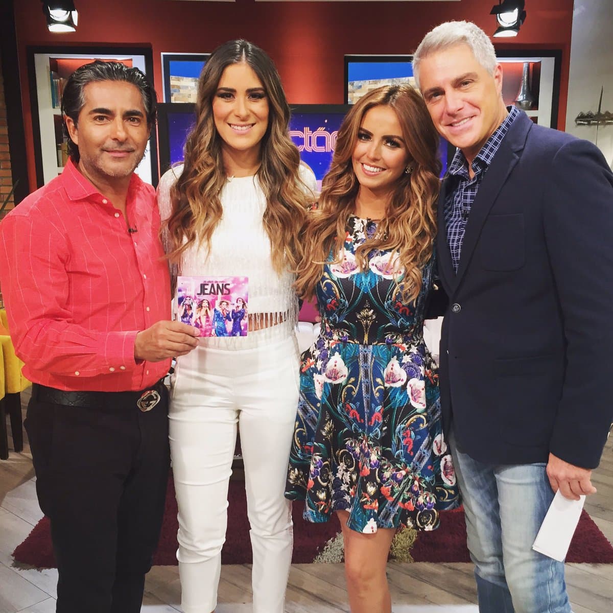 Lisardo y Raúl estuvieron muy felices con la visita del Grupo Jeans. Melissa López y Angie Taddei están guapísimas.
