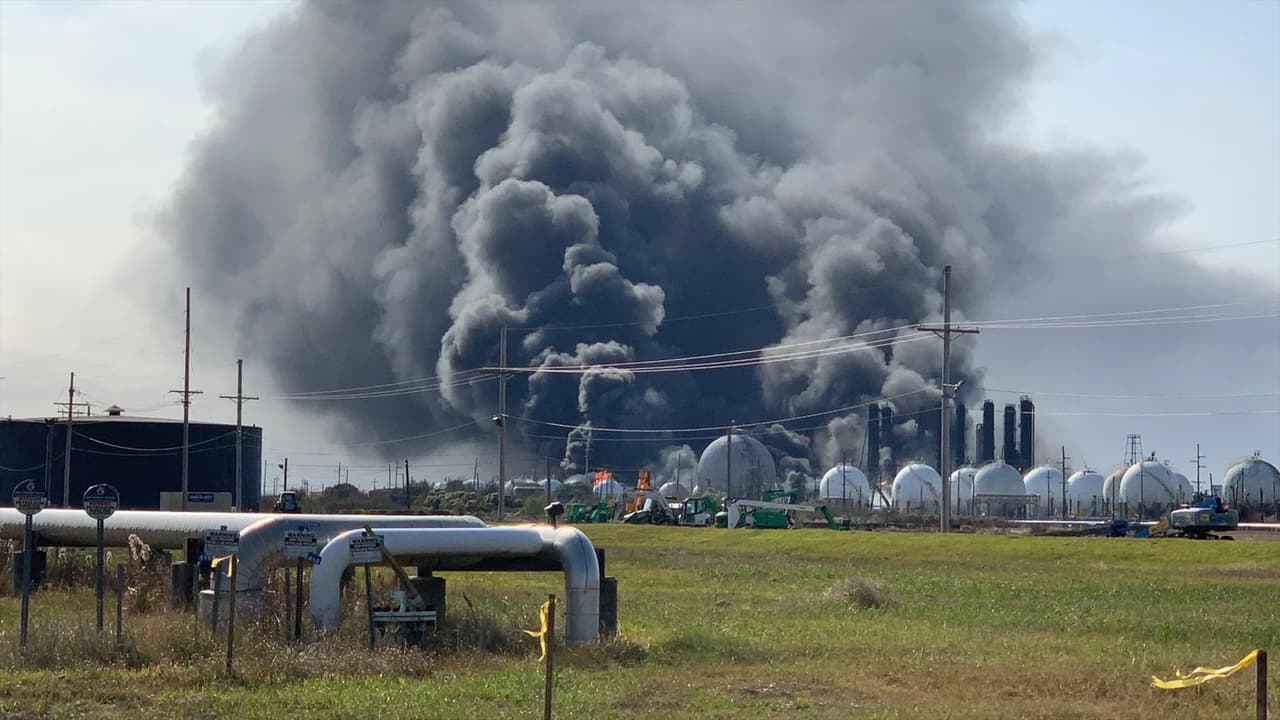 En la planta, propiedad de la compañía TPC Group, estaban 30 trabajadores de los cuales tres resultaron heridos aunque ya fueron dados de alta.