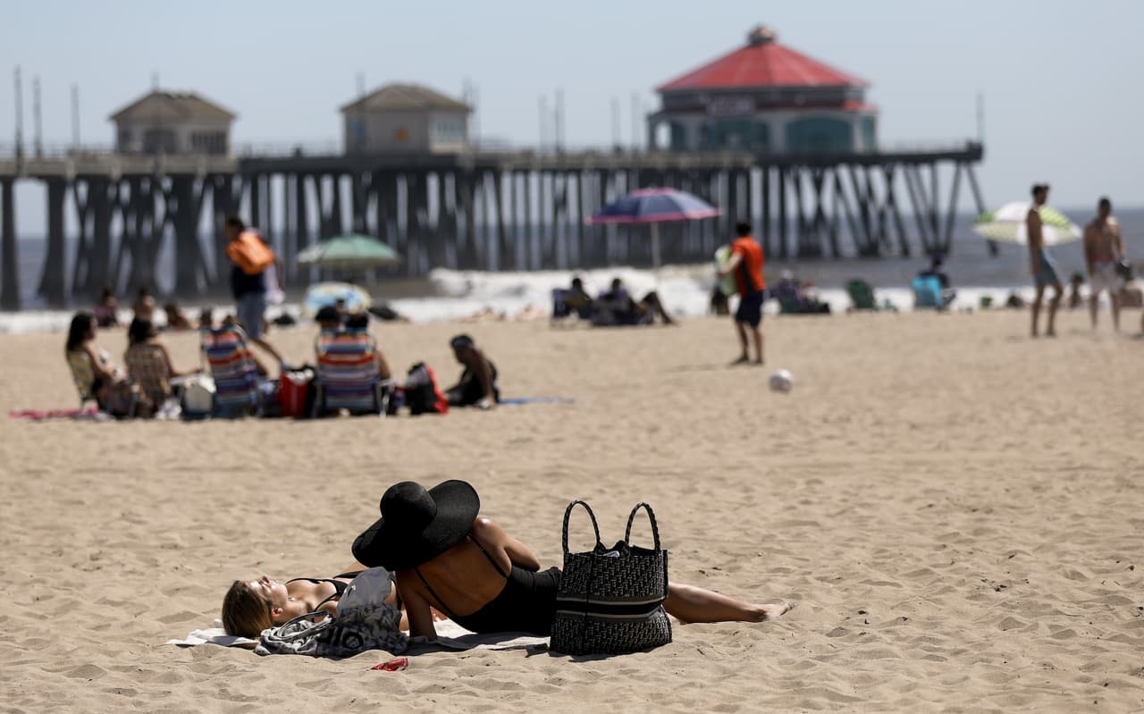 En el condado de Ventura, las playas de la ciudad de Huntington Beach mostraron un escenario diferente. En dicho condado se levantaron las restricciones en la costa en medio de la pandemia por el coronavirus.