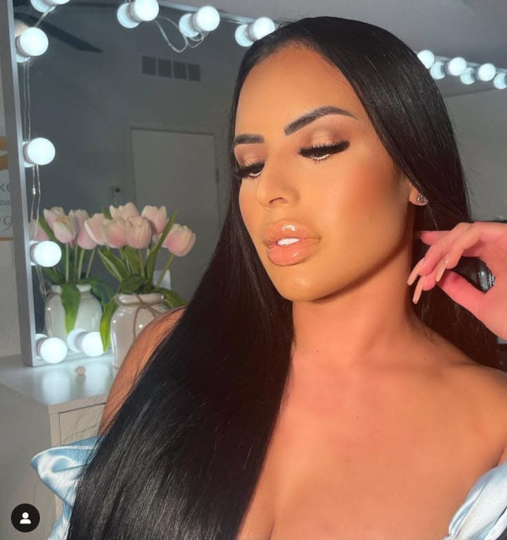 La imagen de él abrazando a su hija provocó 
<b><a href="https://www.univision.com/famosos/toni-costa-y-evelyn-beltran-novia-la-bichota-romantico-mensaje-fotos" target="_blank">la reacción de su nueva novia, Evelyn Beltrán</a></b>, quien fue tajante con las palabras que le dejó desde EEUU en la sección de comentarios. 
<br>