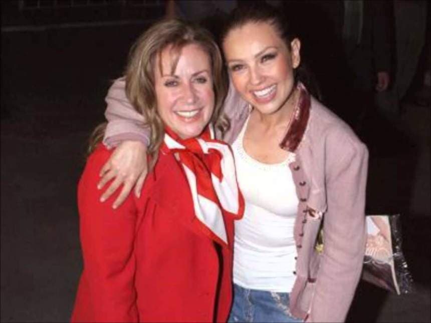 En septiembre de 2002 secuestraron a Laura Zapata y Ernestina Sodi, otra de las hermanas de Thalía. Antes de cumplirse 20 días del cautiverio liberaron a Laura para negociar el rescate de Ernestina. Cuando ambas hermanas estuvieron libres, Ernestina escribió 'Líbranos del mal', libro en el que dio a entender que el secuestro fue planeado por la misma Laura. En respuesta, la actriz montó la obra de teatro 'Cautivas' donde daba su versión del tema. Después de ello, Thalía y Laura se distanciaron.