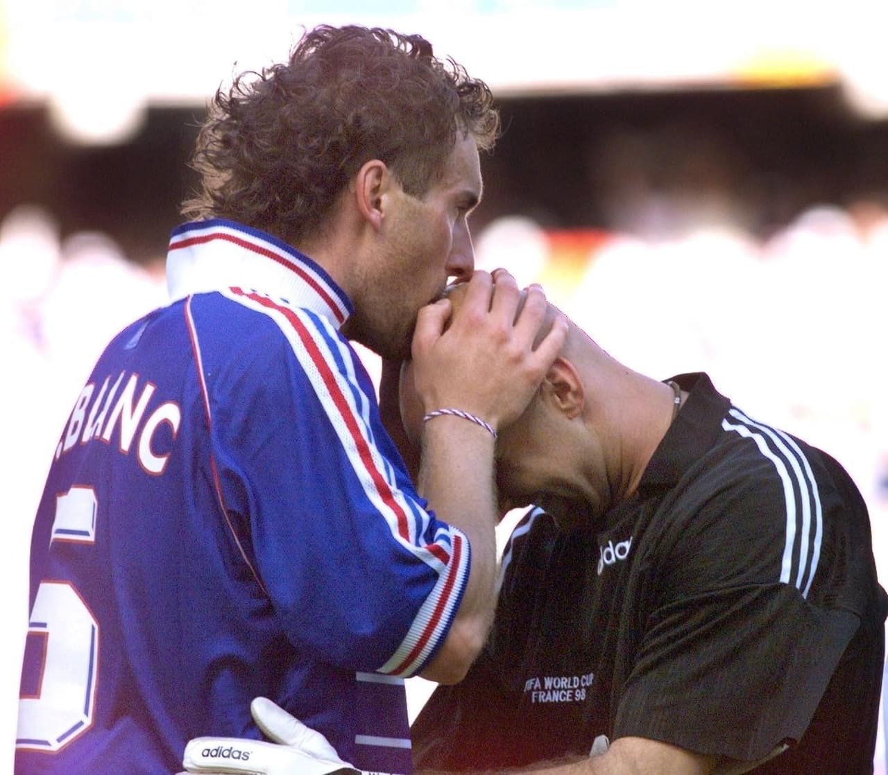 <b>LAURENT BLANC</b>
<br>El francés Blanc siempre besaba la cabeza calva de Fabien Barthez antes de un partido para darles buena suerte. Se ve que este ritual les funcionó ya que Francia ganó el Mundial de 1998 sobre Brasil.