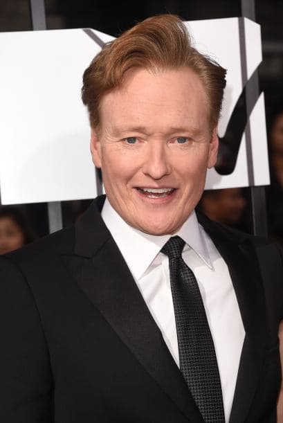 El conductor de este año, Conan O'Brien. Mira aquí los videos más chismosos.