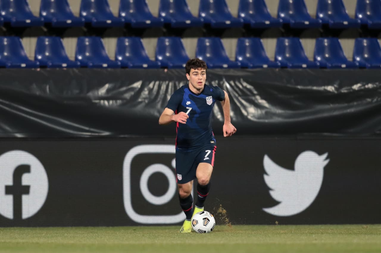 Estados Unidos se impone ante Jamaica 4-1 durante un partido amistoso. Sergiño Dest estrena cuenta goleadora con el selectivo estadounidense, pues abrió el marcador al minuto 34, seguido de Brenden Aaronson y Sebastian Lleglet cerró con broche de oro, pues anota doblete rumbo al final del encuentro.