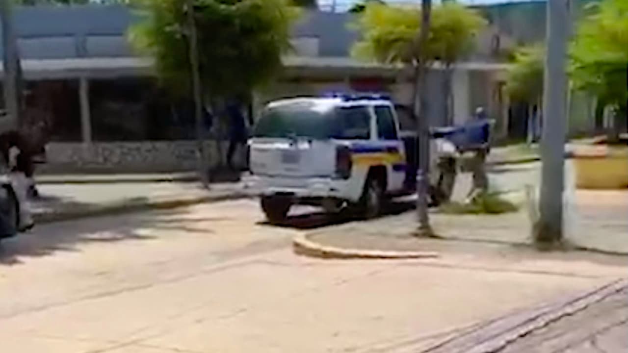 Persecución policial de película en Aguadilla, luego de que una mujer intenta huir en un carro robado