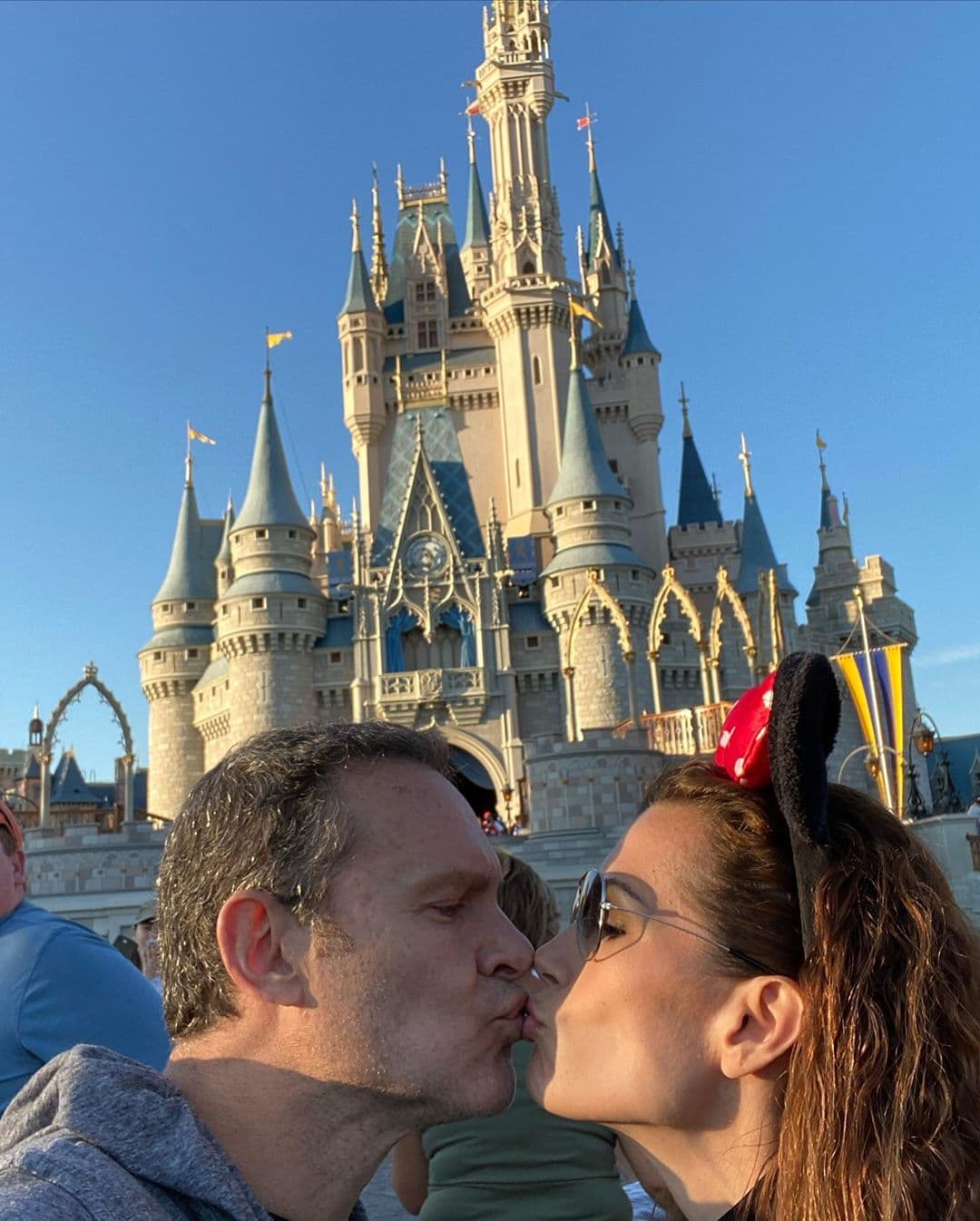 <a href="https://www.univision.com/shows/despierta-america/alan-tacher-se-pone-romantico-el-mensaje-que-le-dedico-a-su-esposa-por-sus-5-anos-de-matrimonio-fotos" target="_blank">Alan y Cristy</a> tienen alma de niños, por lo que cada vez que están frente al castillo se sienten como en un cuento de hadas.