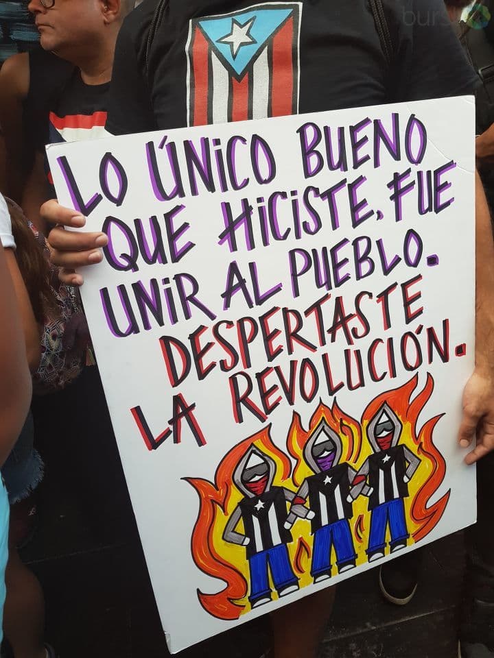 "Lo único bueno que hiciste fue unir al pueblo", se lee en una de las pancartas de los puertorriqueños.